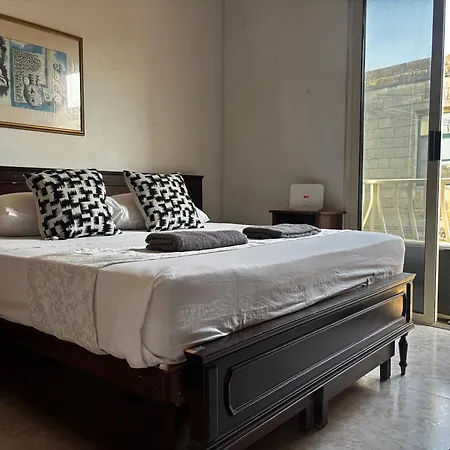 Апартаменты Traditional 3-bedroom In Hamrun *